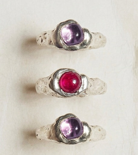 Anillo con gema, diseñado y producido en España